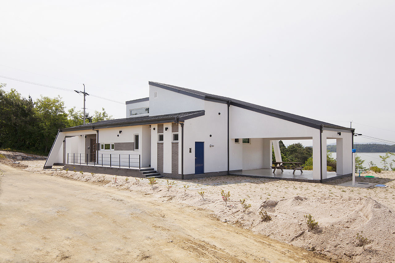 경남 사천시 전원주택, (주)그린홈예진 (주)그린홈예진 Casas de estilo moderno