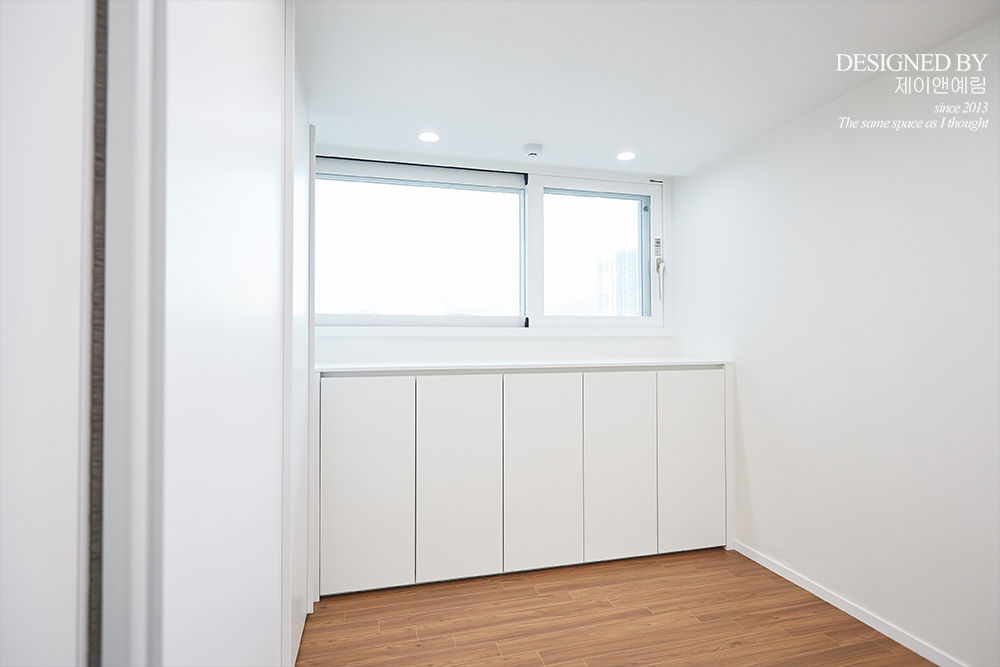 homify Minimalist dressing room