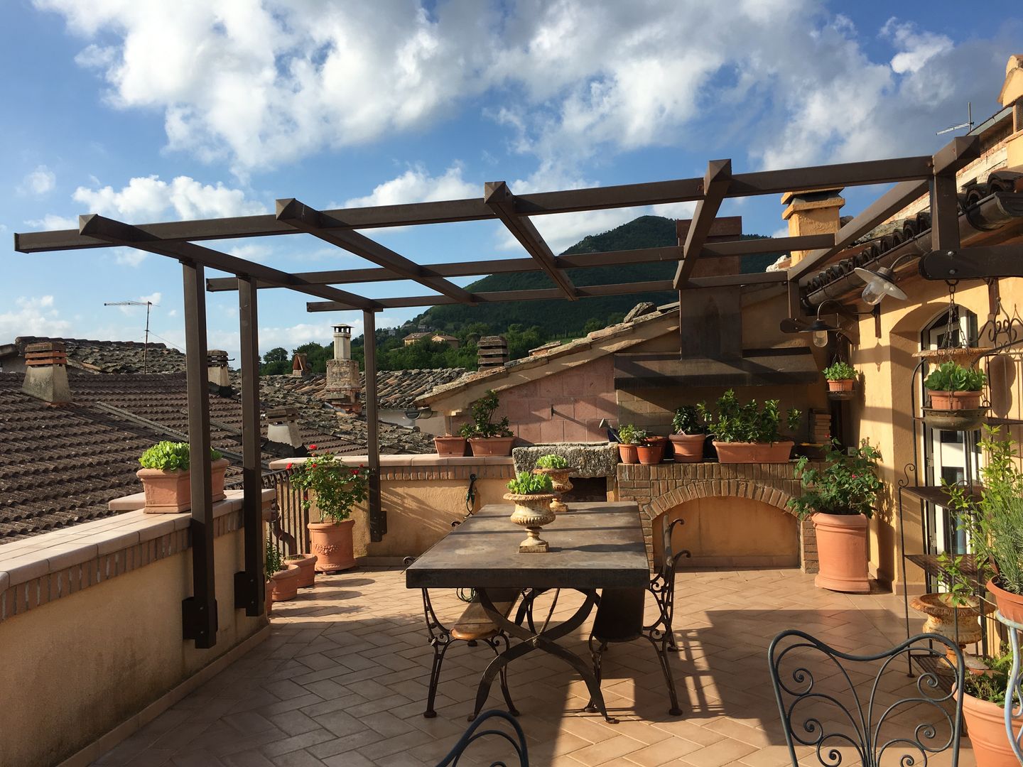 Dettagli di una casa di campagna Au dehors Studio. Architettura del Paesaggio Balcone, Veranda & Terrazza in stile rustico pergola,country,progettazione,terrazza,terrazzo,architettura