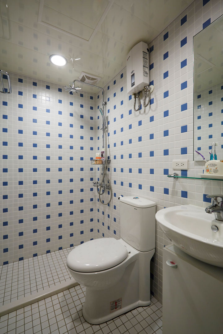 屋主偏好的藍色馬賽克，使用局部避免空間太過冷調 homify Country style bathroom Tiles