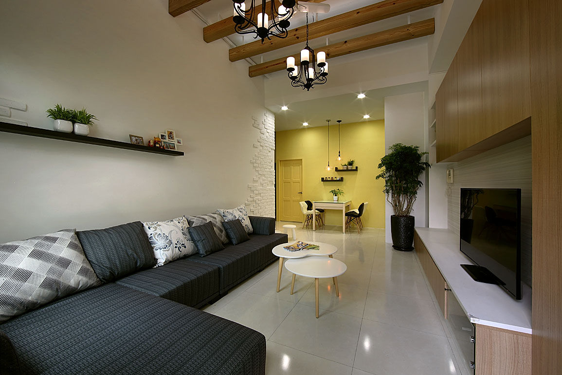 保留原有挑高的優勢~利用實木裝飾天花~配合亮色黃點綴小家庭的北歐風格 品茉空間設計(夏川設計) Living room Wood Wood effect