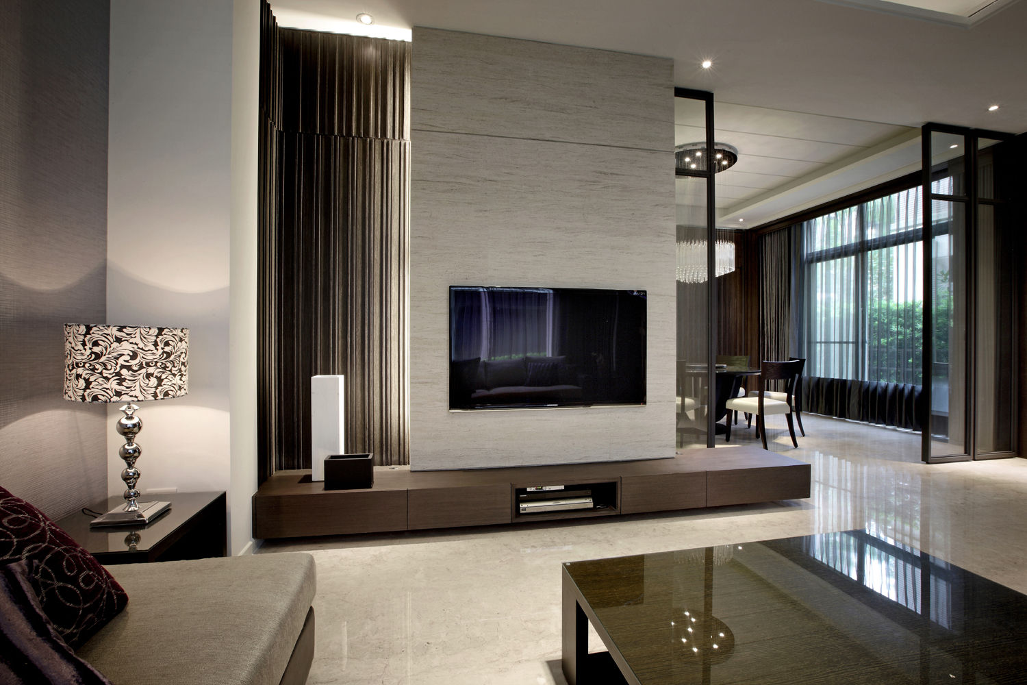 透過虛(屏風)與實(石材牆面)讓客廳與餐廳空間的連結與區隔 品茉空間設計(夏川設計) Living room Solid Wood Multicolored