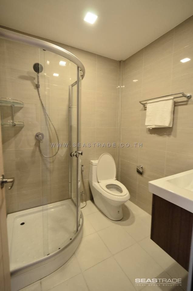 HIVE SERIES, Seastrade Company Limited Seastrade Company Limited Modern bathroom Tiles Toilets