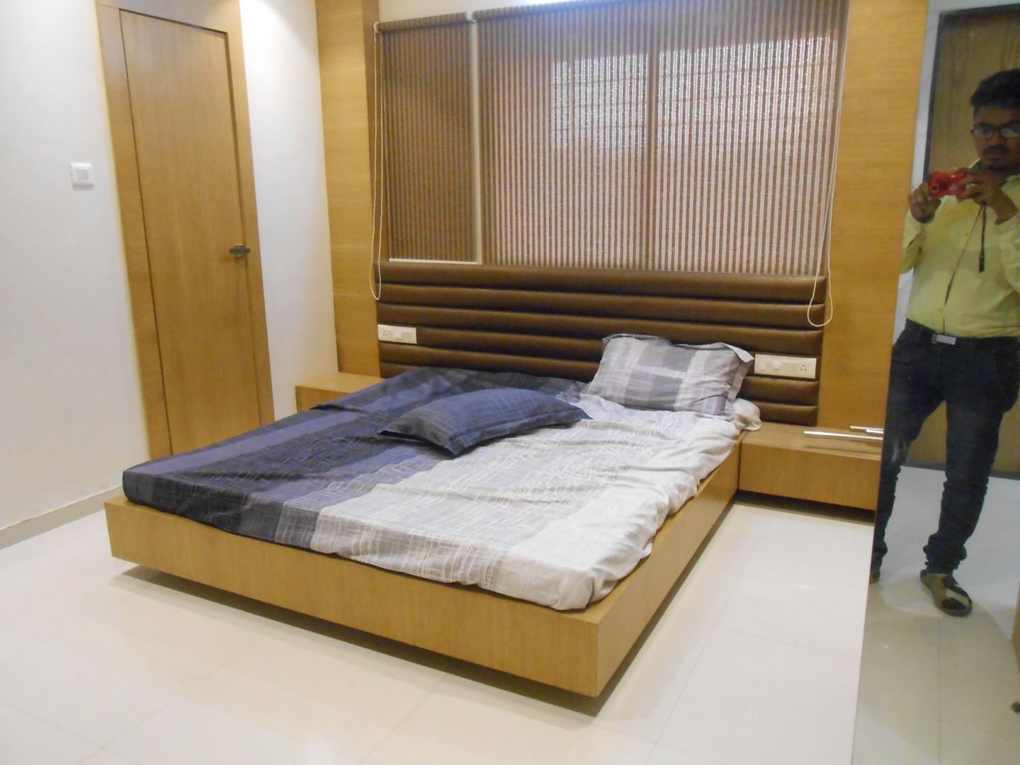GAUTAMBHAI JAHANGIRPURA, SHUBHAM CONSULTANT & INTERIOR DESIGNING SHUBHAM CONSULTANT & INTERIOR DESIGNING Modern style bedroom Beds & headboards