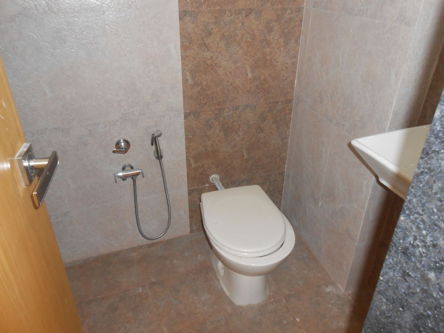 GAUTAMBHAI JAHANGIRPURA, SHUBHAM CONSULTANT & INTERIOR DESIGNING SHUBHAM CONSULTANT & INTERIOR DESIGNING Modern bathroom Toilets