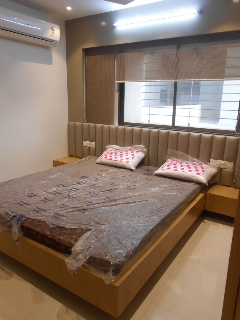 GAUTAMBHAI JAHANGIRPURA, SHUBHAM CONSULTANT & INTERIOR DESIGNING SHUBHAM CONSULTANT & INTERIOR DESIGNING Modern style bedroom Beds & headboards