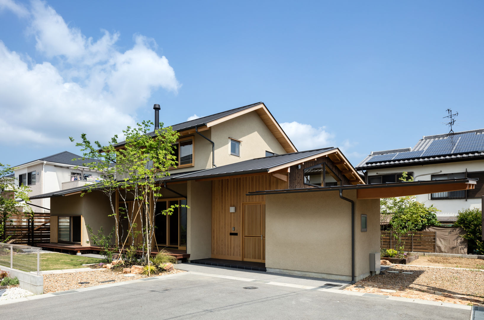 眺望とお庭を楽しむ｜火のある暮らしを楽しむ住まい 天理の家, 小笠原建築研究室 小笠原建築研究室 Nhà gia đình Than củi Multicolored