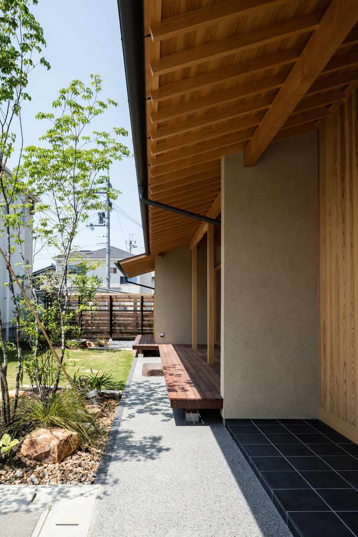 眺望とお庭を楽しむ｜火のある暮らしを楽しむ住まい 天理の家, 小笠原建築研究室 小笠原建築研究室 Gable roof Solid Wood Multicolored