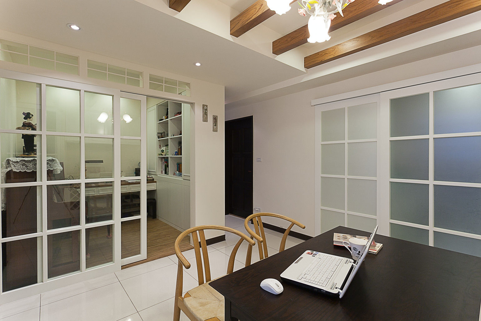 雙面櫃增加室內的收納體積與過道的表情 弘悅國際室內裝修有限公司 Study/office Wood Wood effect