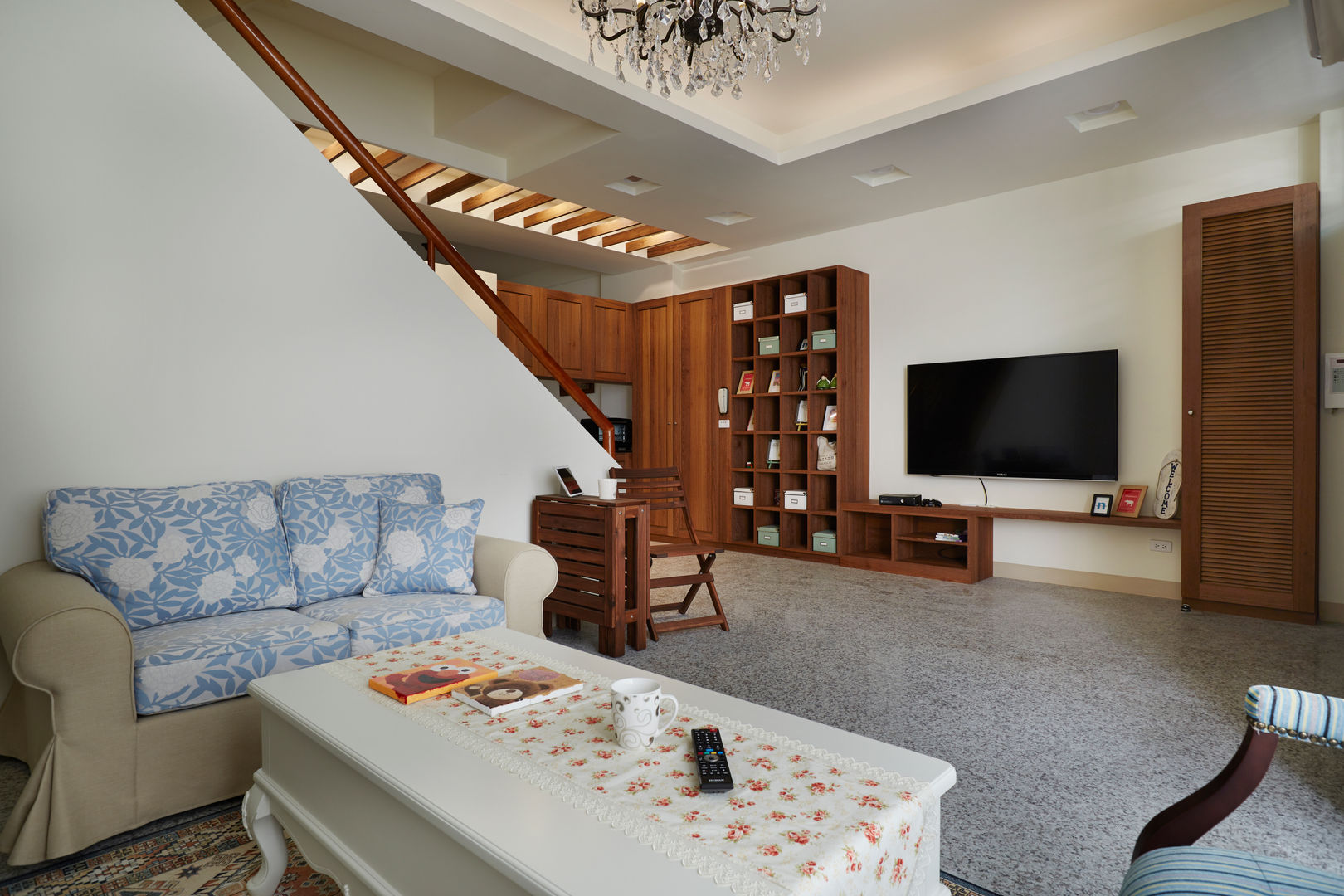 裝載著家人的夢想，大面積的展示空間隨處是可愛溫馨的小物件 homify Country style living room Wood Wood effect