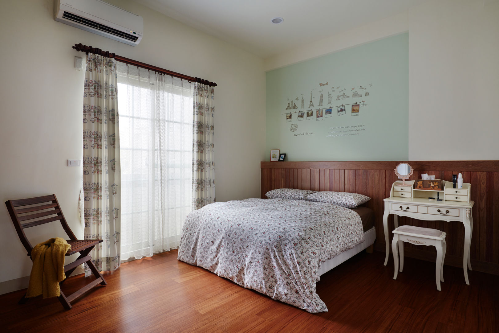 簡單的床板與床頭的顏色營造輕鬆的休憩氛圍，溫暖、簡單而又輕鬆寫意 homify 臥室 水泥