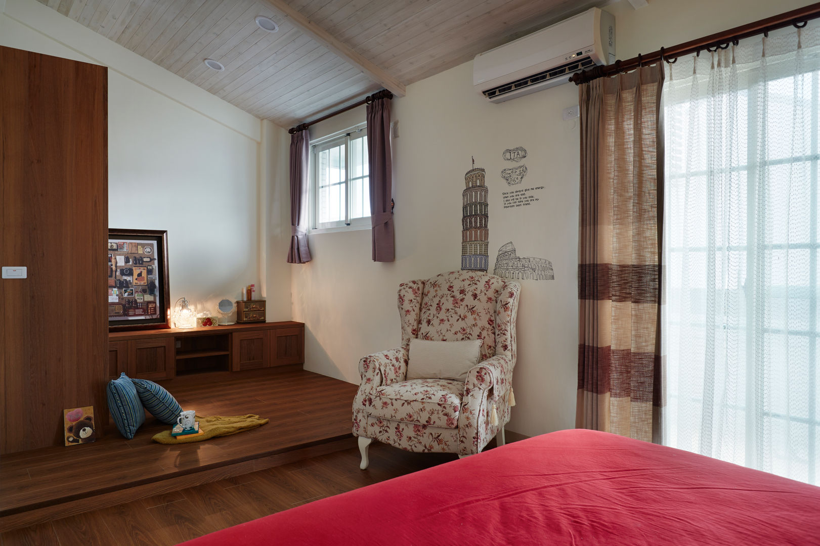 刻意架高的地坪是為了界定另外一個活動空間，讓偌大的空間不會單調，也增加孩童活動的區域 弘悅國際室內裝修有限公司 Country style bedroom Wood Wood effect