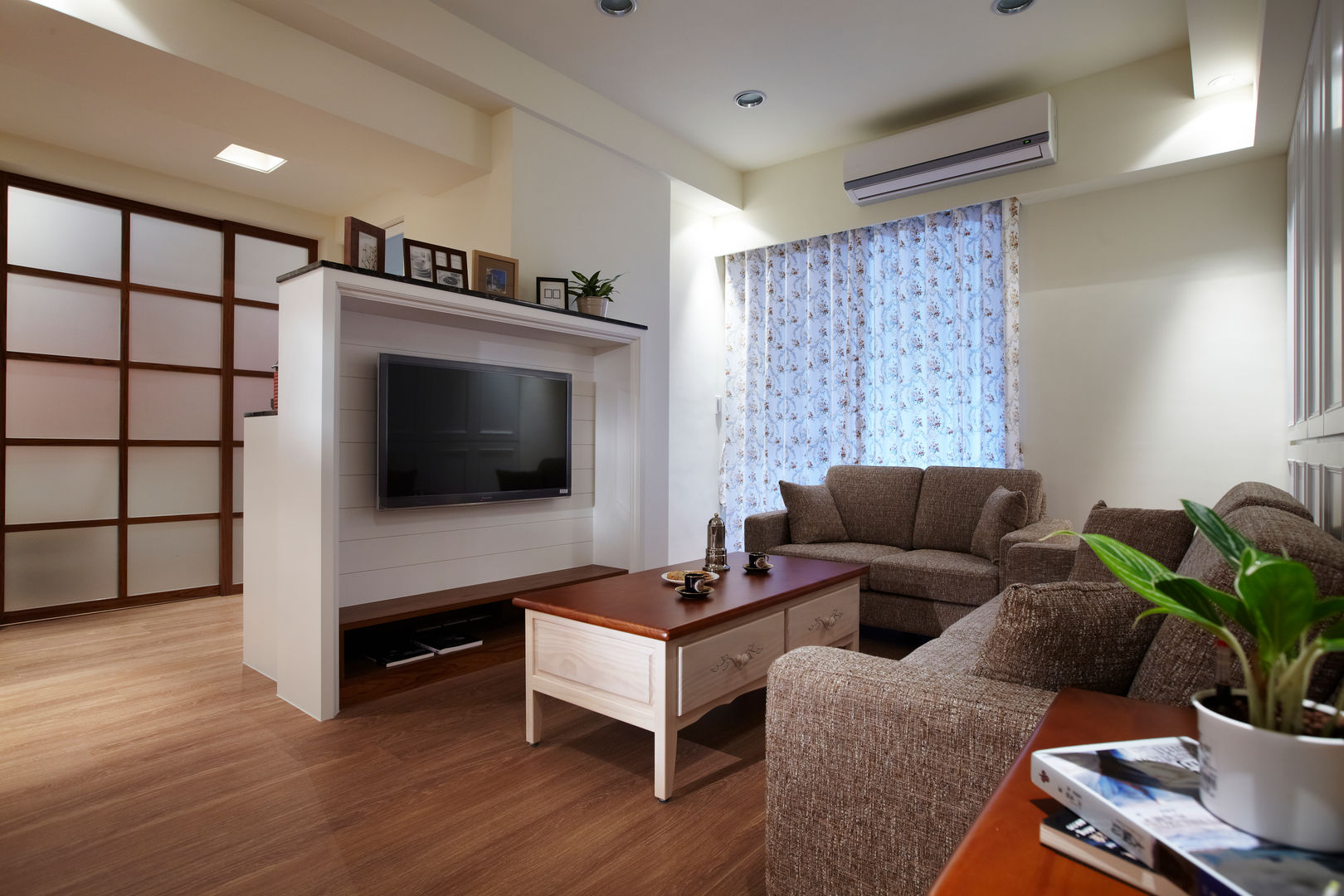 多功能的電視櫃捨棄繁複的古典線條增加一些現代的俐落與簡潔 弘悅國際室內裝修有限公司 Country style living room Wood Wood effect