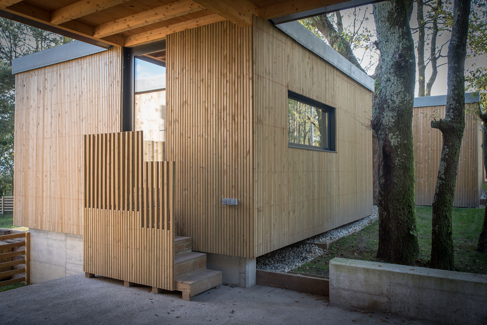 CASA MODULAR DE HORMIGÓN DE ISABEL & CÉSAR, ADDOMO ADDOMO Garajes y galpones de estilo minimalista