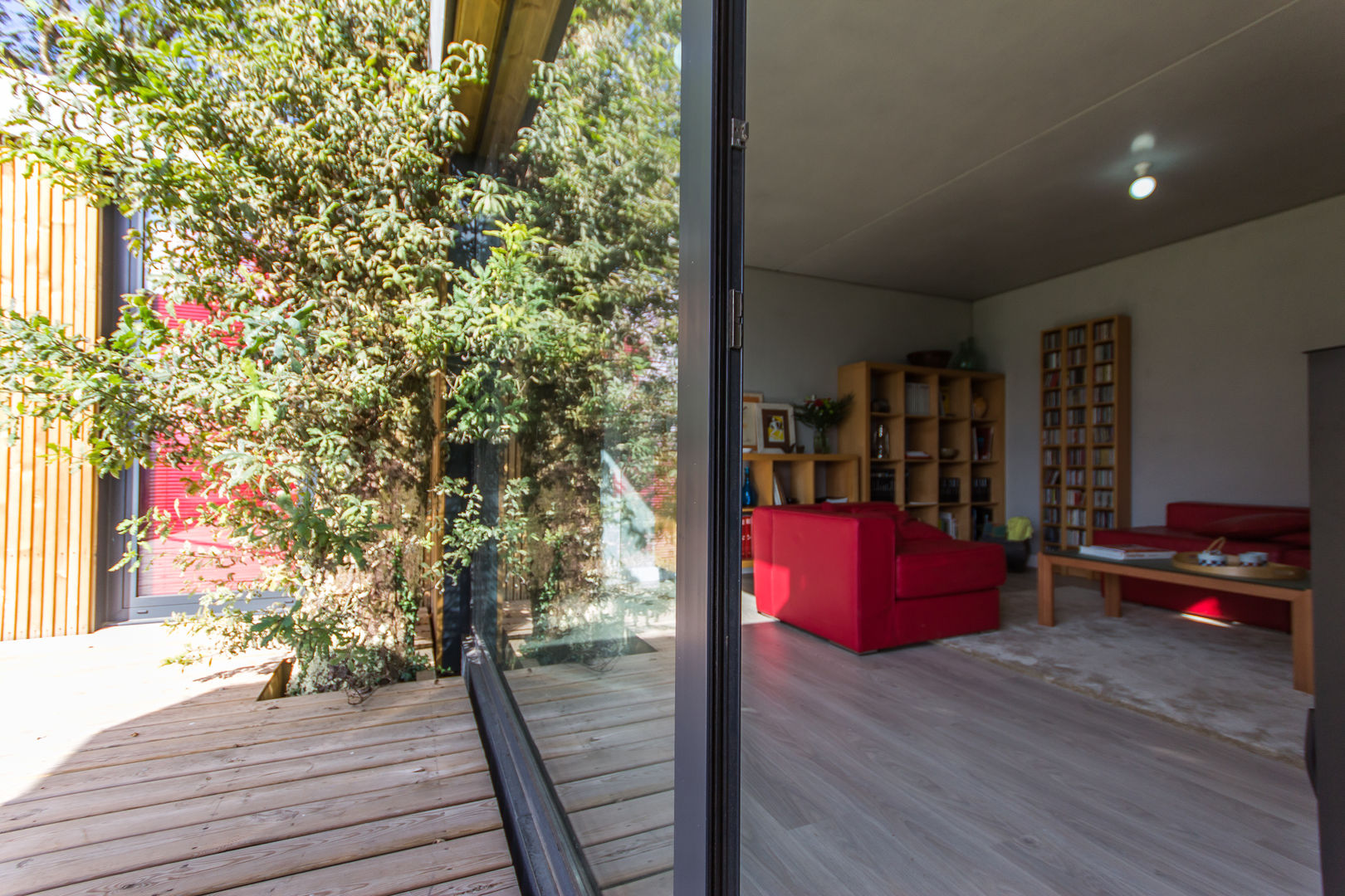 CASA MODULAR DE HORMIGÓN DE ISABEL & CÉSAR, ADDOMO ADDOMO Balcones y terrazas de estilo minimalista