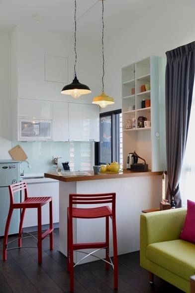 因為是小坪數的套房，設計師為了讓空間更寬敞有更多樣使用的可能，只以吧檯來區隔廚房與客廳。 大觀創境空間設計事務所 Modern kitchen