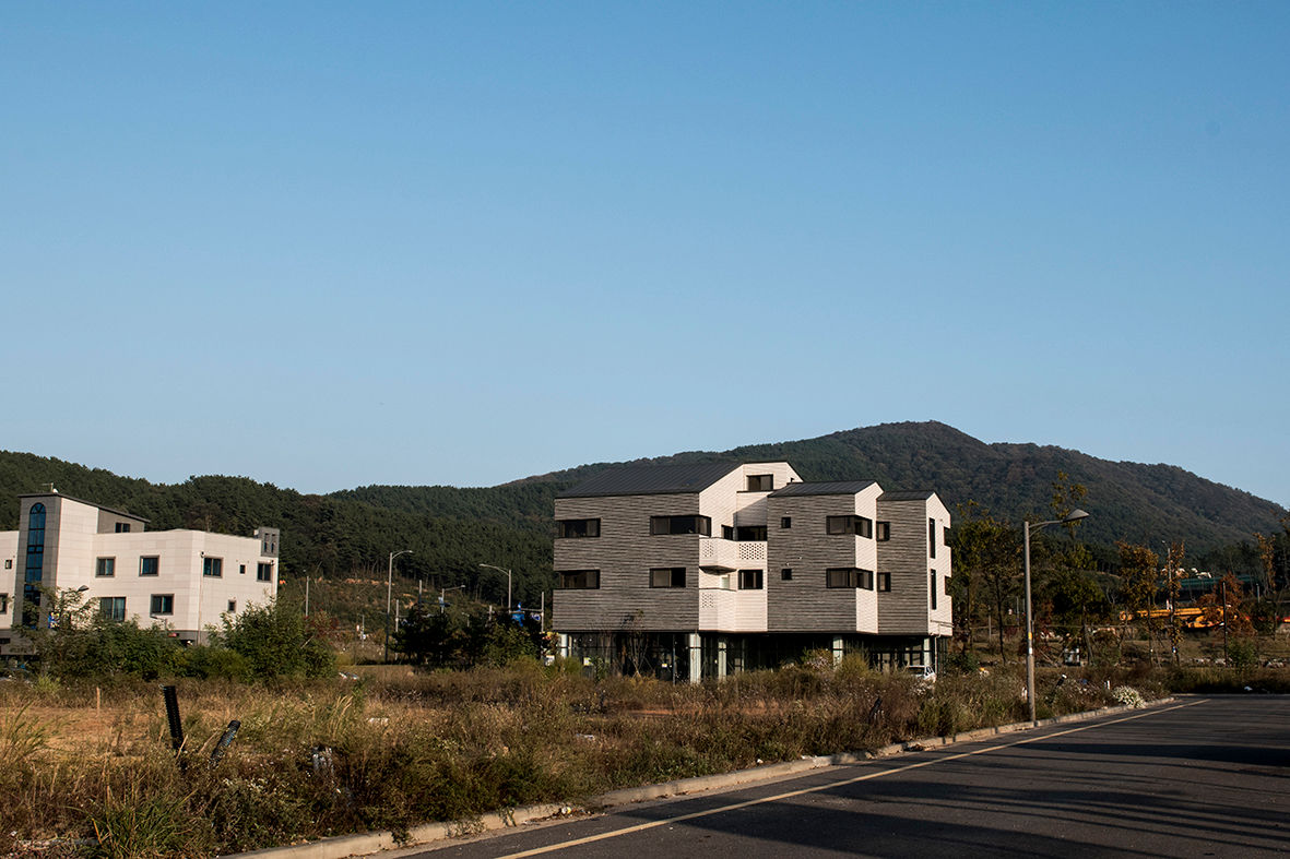 결무리집_인천시 중구 운서동 3047-10 상가주택, AAG architecten AAG architecten Casas estilo moderno: ideas, arquitectura e imágenes