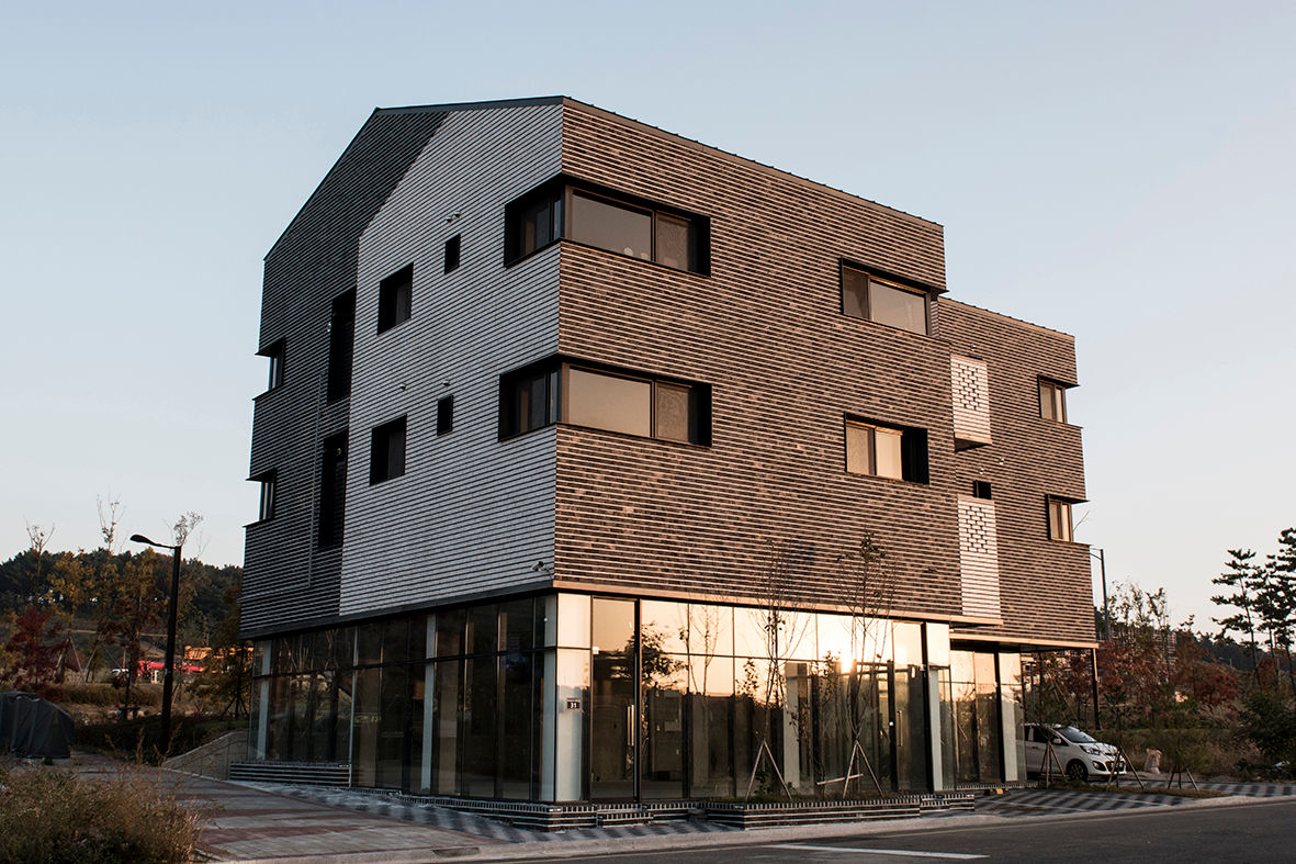 결무리집_인천시 중구 운서동 3047-10 상가주택, AAG architecten AAG architecten Casas modernas