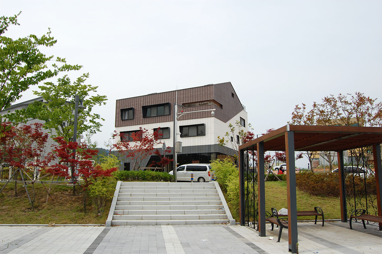 어라운드93_울산시 중구 약사동 430-3 상가주택, AAG architecten AAG architecten Case moderne