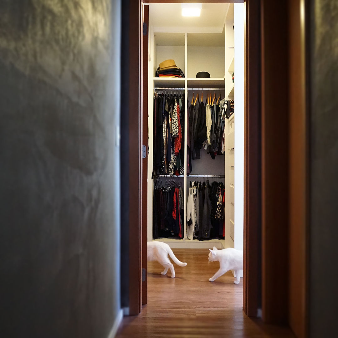 Apê com gatos, Lelalo - arquitetura e design Lelalo - arquitetura e design Industrial style dressing room