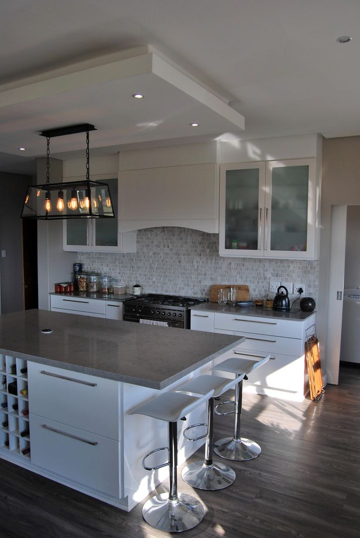 Project : The Howards, Capital Kitchens cc Capital Kitchens cc Cocinas de estilo clásico Tablero DM