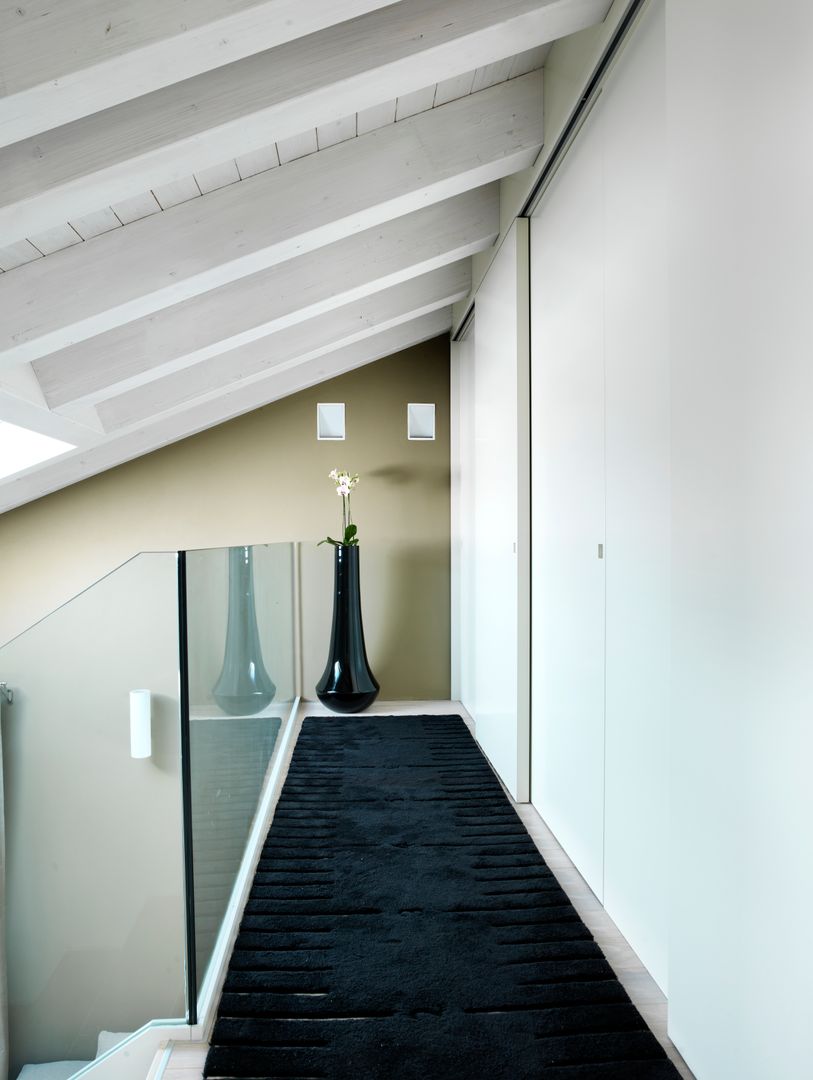 Modern Country Home, Daniele Franzoni Interior Designer - Architetto d'Interni Daniele Franzoni Interior Designer - Architetto d'Interni Modern corridor, hallway & stairs Glass