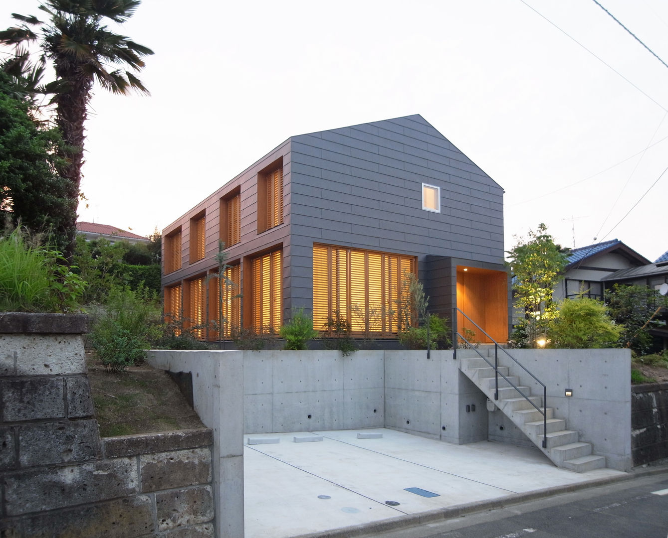 桜ヶ丘の住宅, 有田佳生建築設計事務所 有田佳生建築設計事務所 工場,建物,財産,空,窓,木,土地区画,木,近所,家