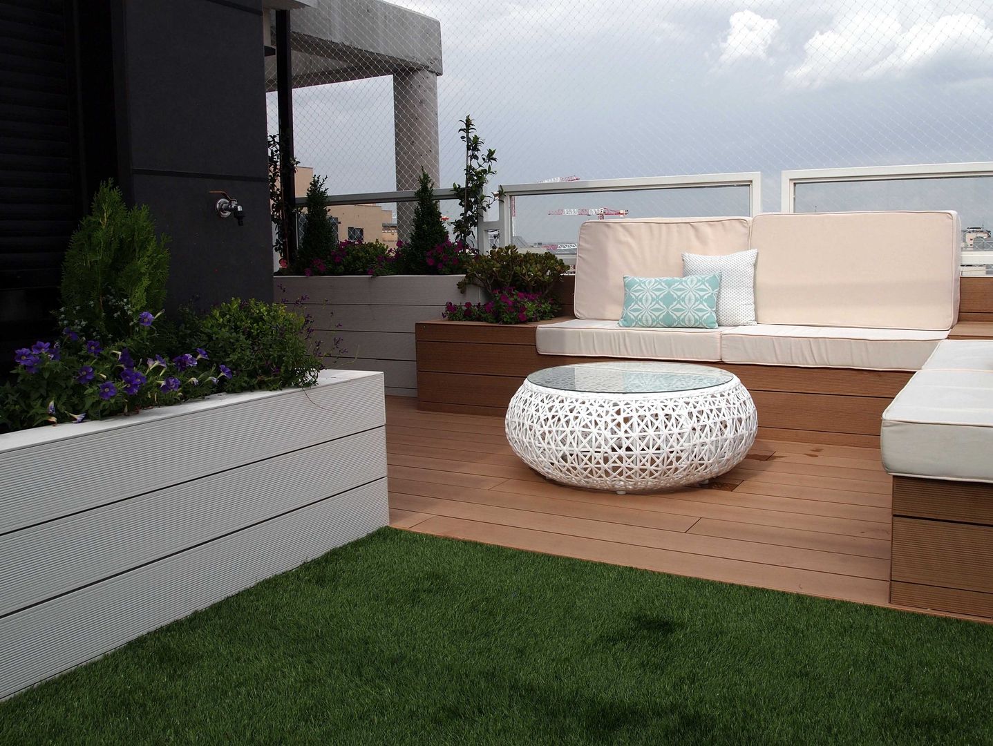 Reforma de terraza en valdebebas, Reformmia Reformmia Hiên, sân thượng phong cách hiện đại