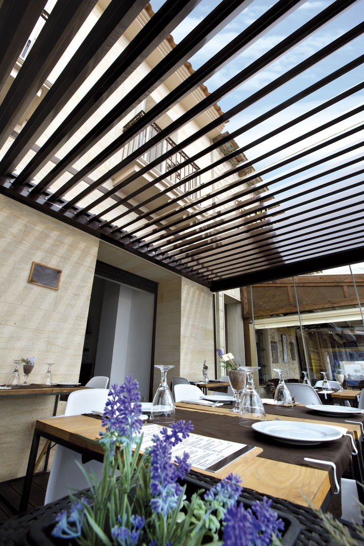 PÉRGOLA BIOCLIMÁTICA EN HAMBURGUESERÍA , Saxun Saxun Modern dining room