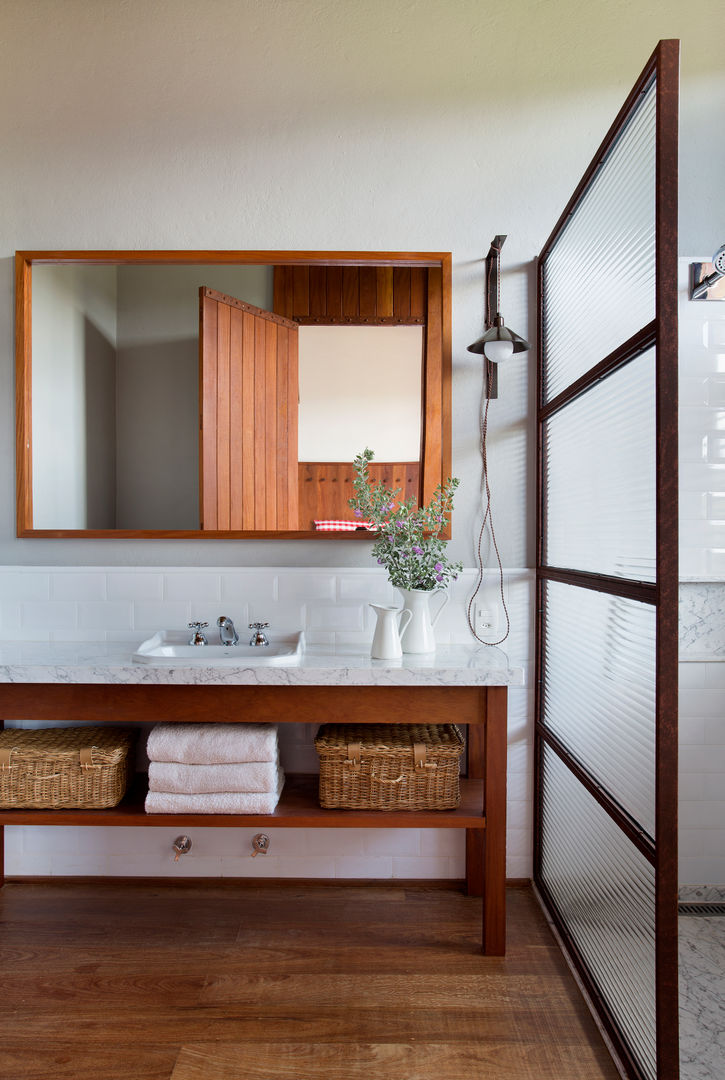 Fazenda Nascente, Gisele Taranto Arquitetura Gisele Taranto Arquitetura Country style bathroom