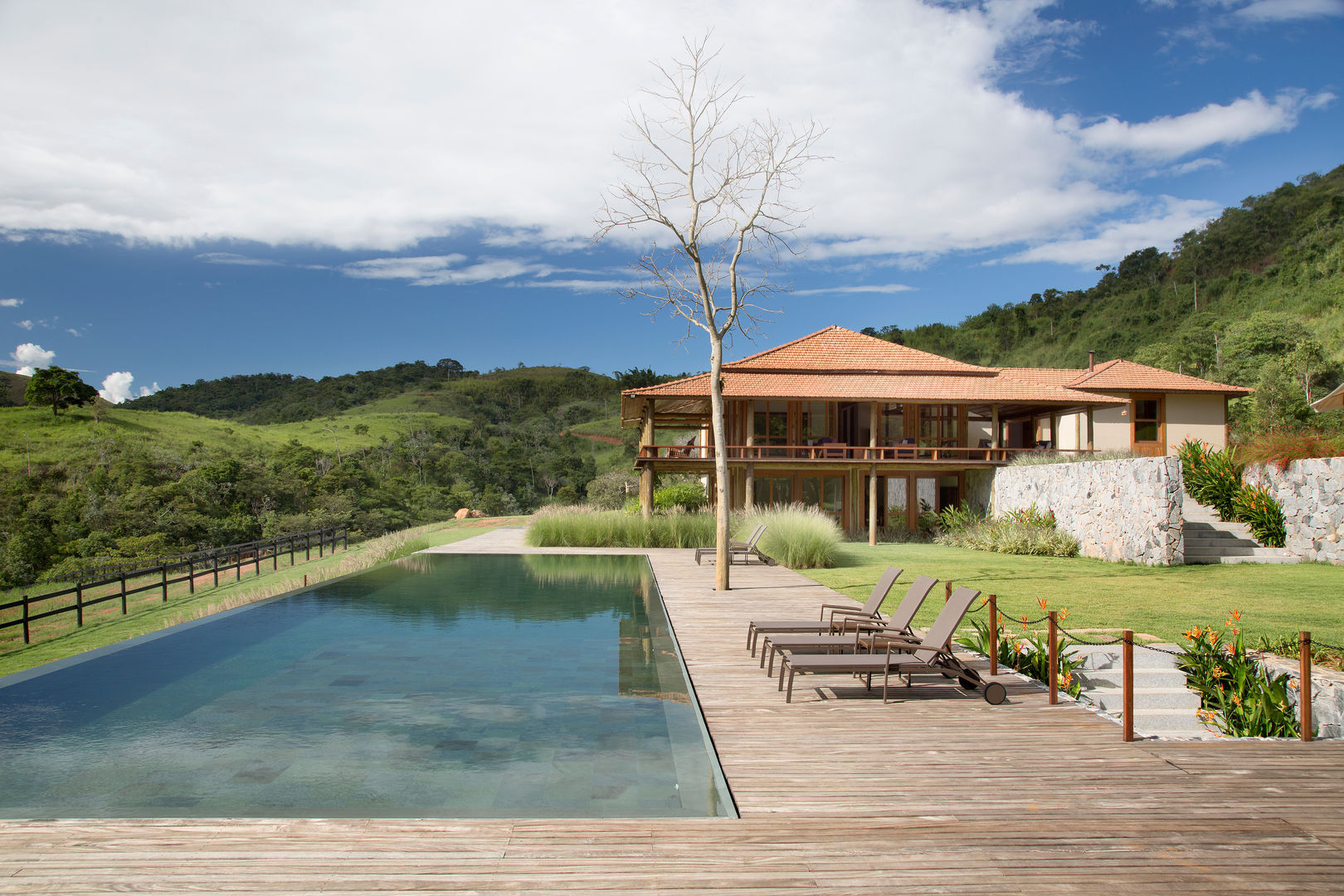 Fazenda Nascente, Gisele Taranto Arquitetura Gisele Taranto Arquitetura Landelijke zwembaden