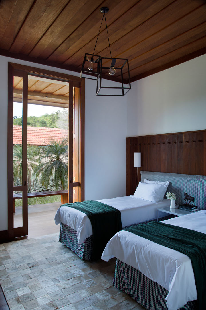 Fazenda Nascente, Gisele Taranto Arquitetura Gisele Taranto Arquitetura Country style bedroom