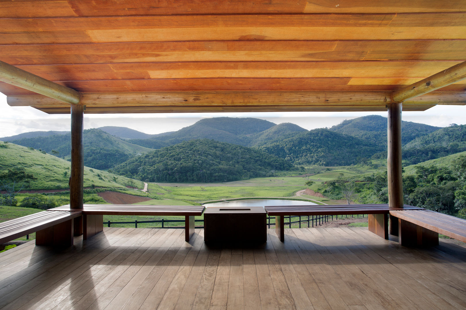 Fazenda Nascente, Gisele Taranto Arquitetura Gisele Taranto Arquitetura Balcones y terrazas de estilo rural