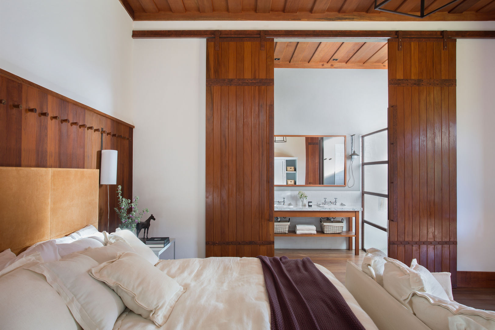 Fazenda Nascente, Gisele Taranto Arquitetura Gisele Taranto Arquitetura Country style bedroom