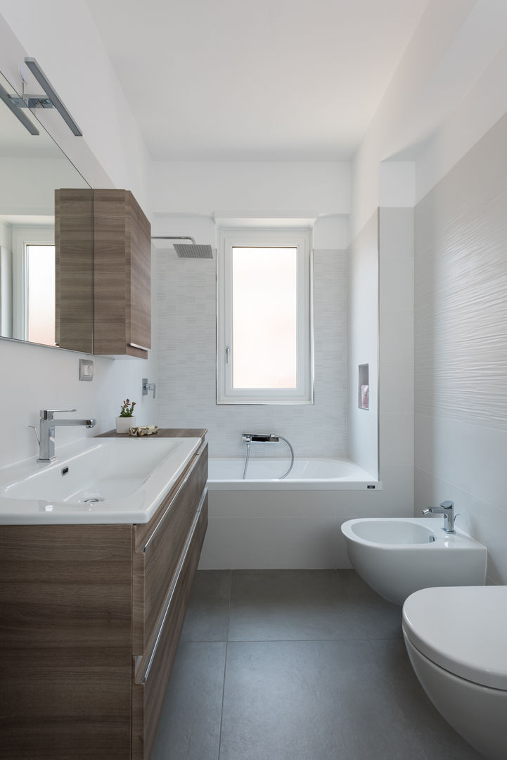 Casa Moderna: Ristrutturazione di un appartamento posto al terzo piano, Studio gamp! Studio gamp! Modern Bathroom