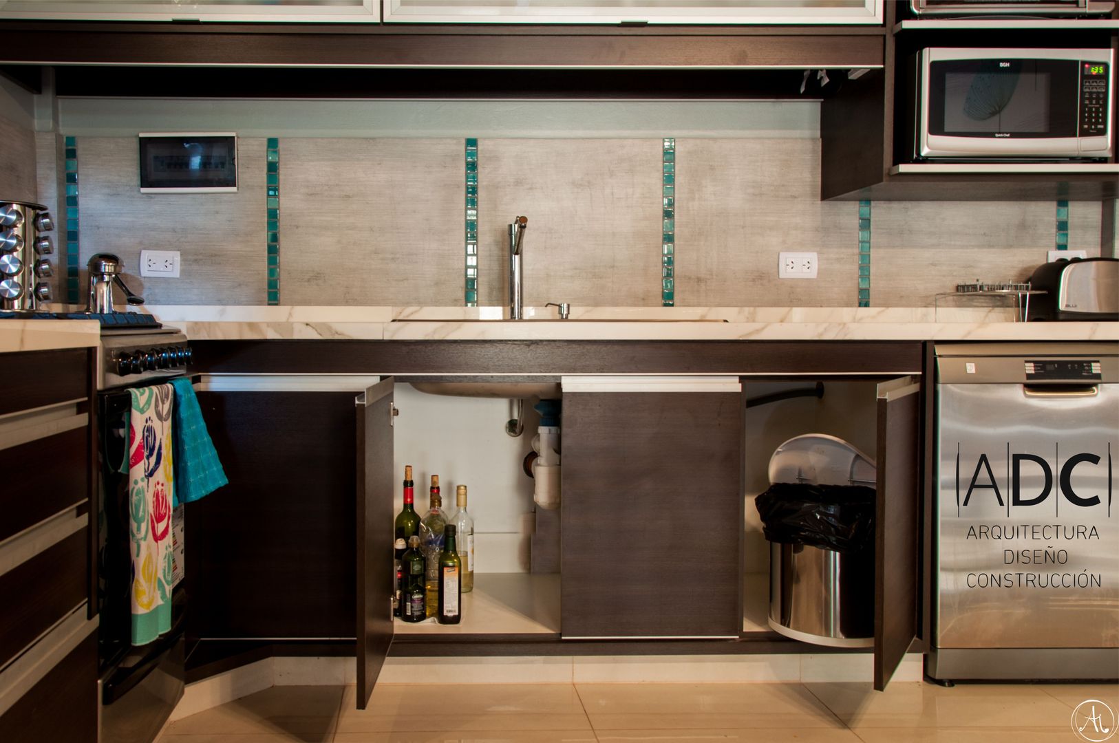 VIVIENDA UNIFAMILIAR - EQUIPAMIENTO A MEDIDA - AVELLANEDA AL 300 - SAN MIGUEL DE TUCUMAN, DIAZ GUERRA ESTUDIO DIAZ GUERRA ESTUDIO Modern kitchen Storage