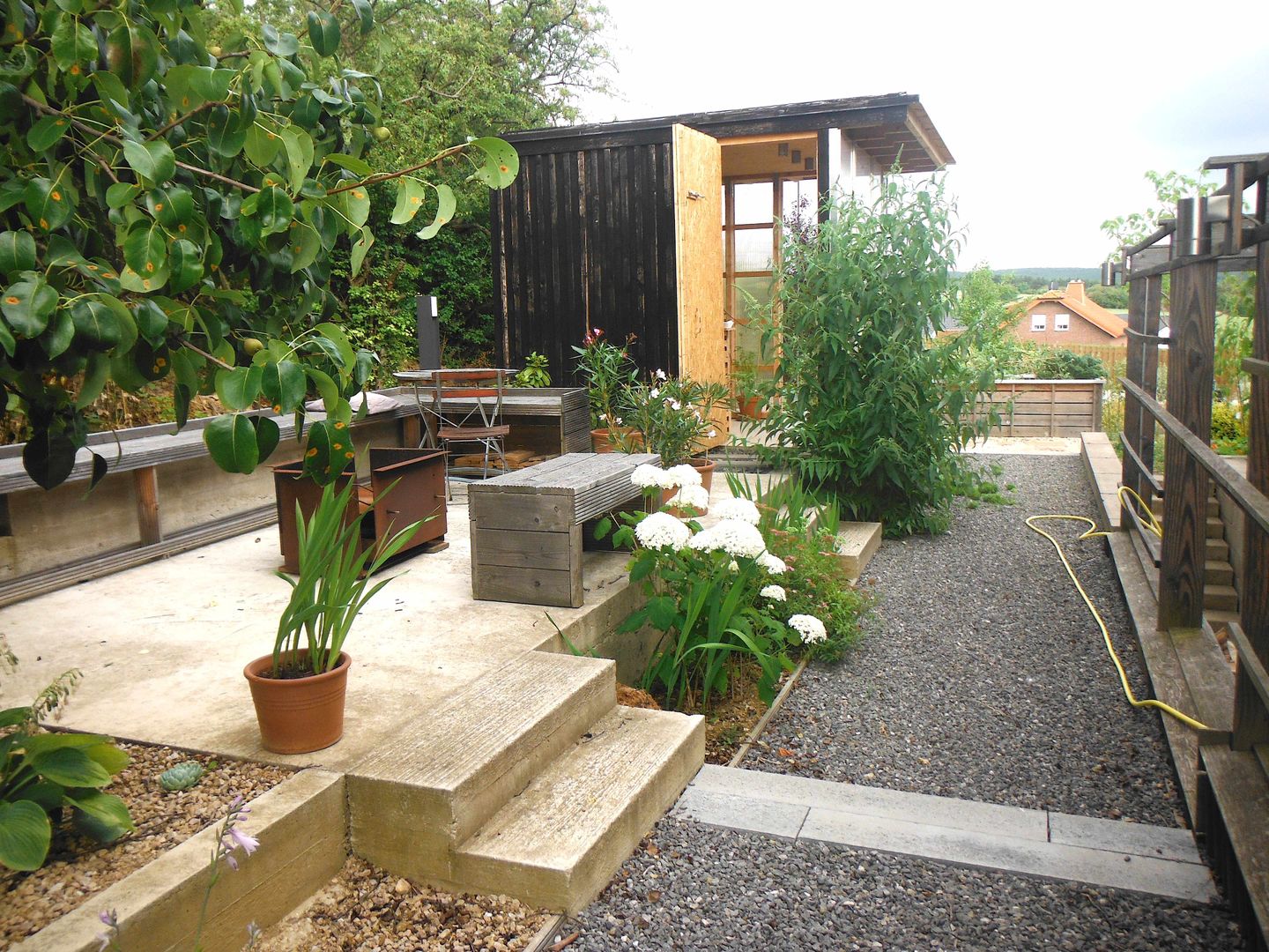 Loft-Holzhaus in der Eifel, pickartzarchitektur pickartzarchitektur Jardins minimalistas Concreto