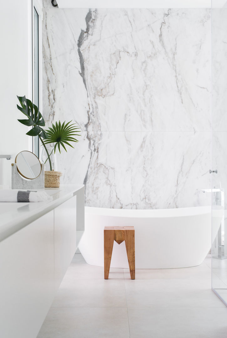 homify Modern bathroom Marble