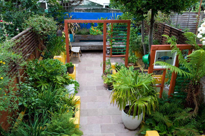 Small Mexican garden design Earth Designs Mediterranean style garden sandstone,screen,cobalt,garden,eastlondon,smallgarden,longthingarden,terracehousegarden