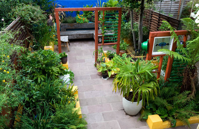 Terrace House garden Earth Designs Mediterraner Garten sandstone,patio,terracehousegarden,smallgarden,longthingarden,paving,yellowraisedbeds