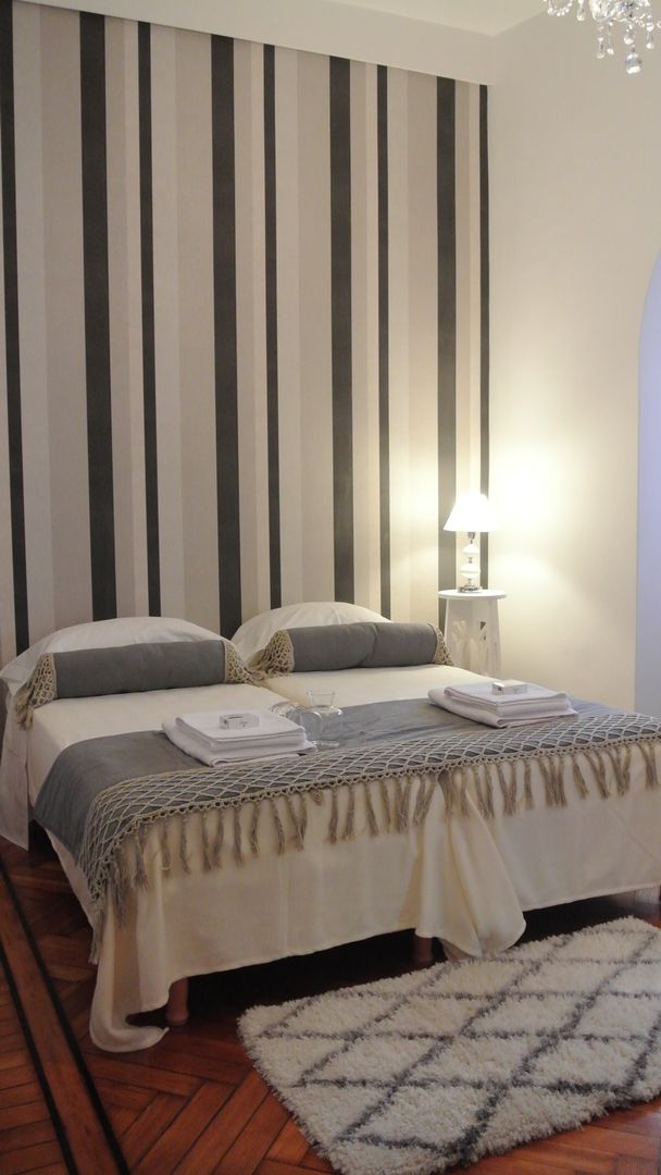 AMBIENTACION Y EQUIPAMIENTO DE UN DEPARTAMENTO PARA ALQUILER TEMPORARIO, ARQUITECTA MORIELLO ARQUITECTA MORIELLO Modern style bedroom