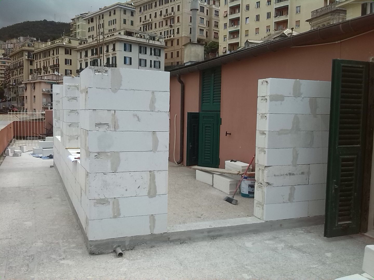 Siamo partiti realizzando le pareti esterne con blocchi termici di calcestruzzo cellulare alleggeriti Architetto Zappia Luca Case in stile minimalista