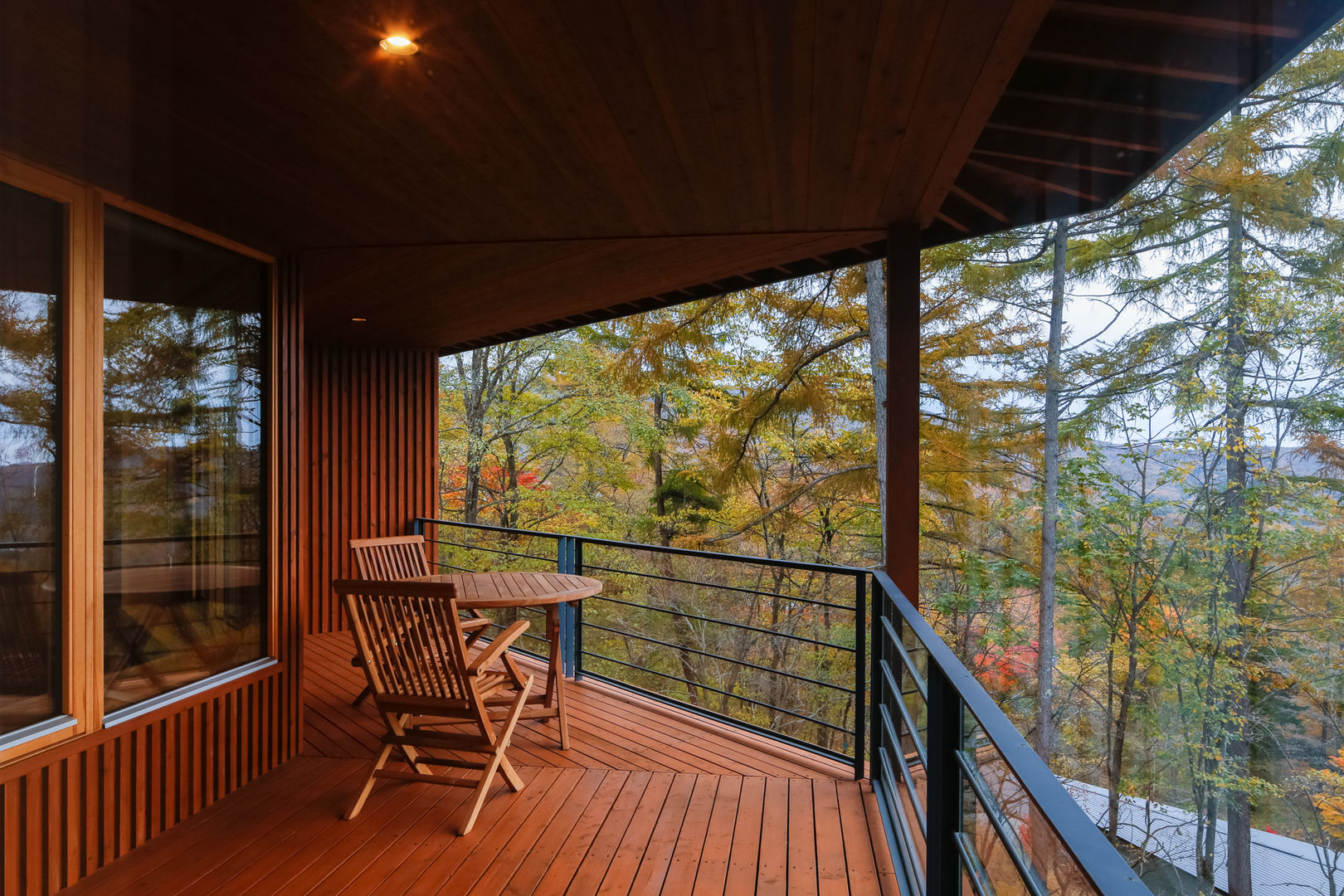 軽井沢 観風荘／新築別荘, アトリエ・カムイ アトリエ・カムイ Balcones y terrazas de estilo asiático Madera maciza Multicolor