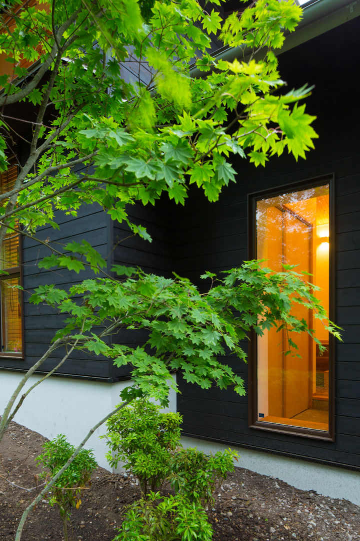 軽井沢 モリキズナの家／新築住宅, アトリエ・カムイ アトリエ・カムイ บ้านและที่อยู่อาศัย ไม้ Wood effect