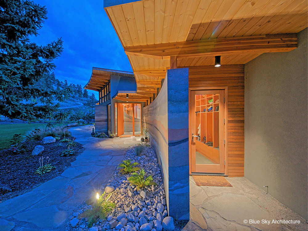 Rammed Earth wall Entryway Helliwell + Smith • Blue Sky Architecture Modern houses