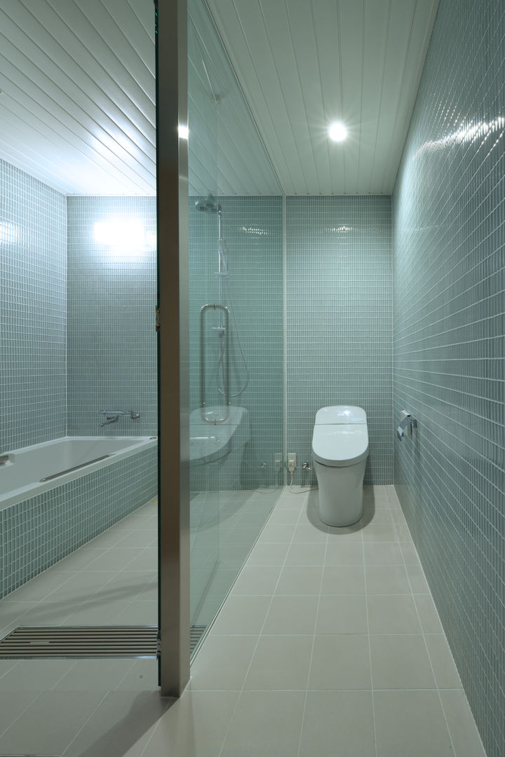 homify Salle de bain minimaliste Tuiles