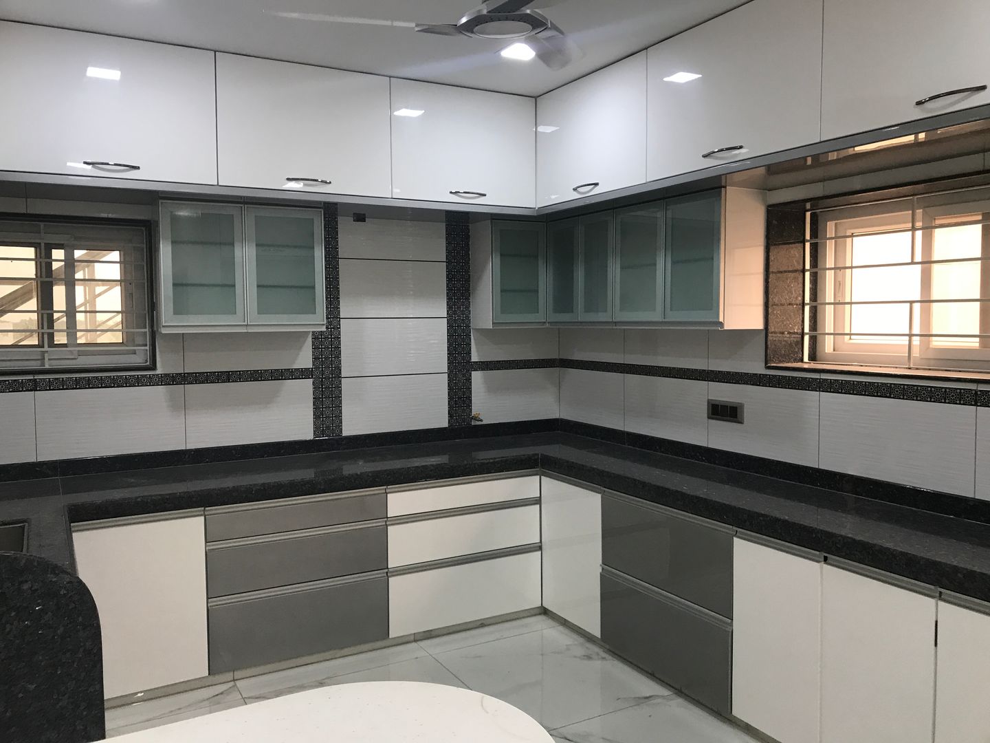 Luxury Interior Design 3 BHK Flat, Nabh Design & Associates Nabh Design & Associates Minimalist kitchen