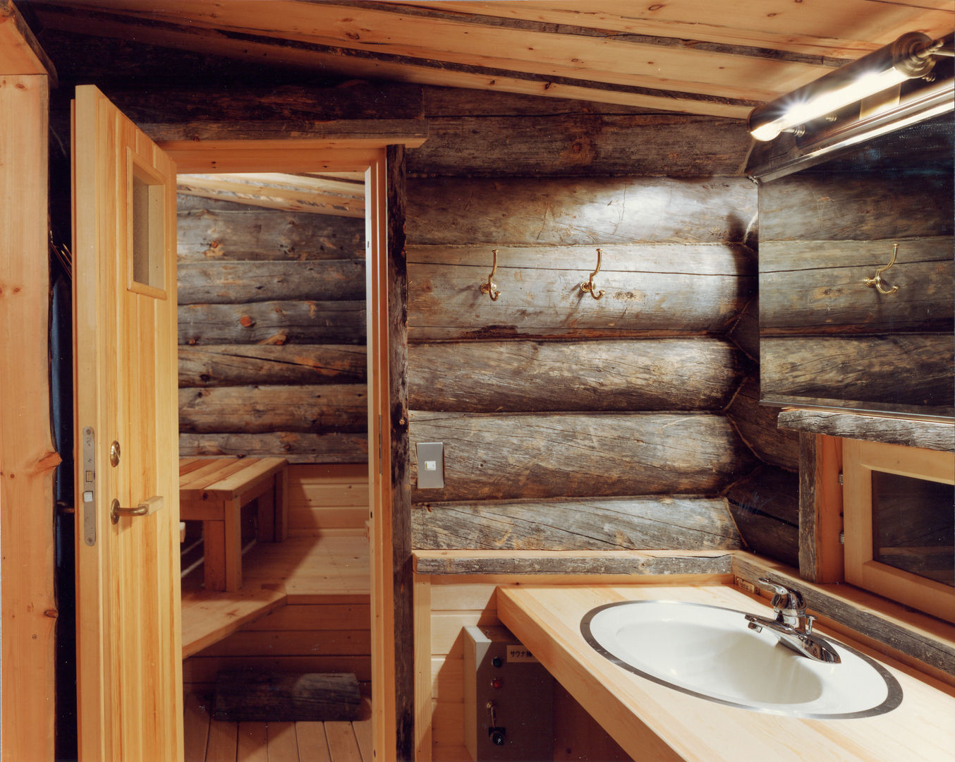 homify Ванная комната в стиле кантри Дерево Эффект древесины