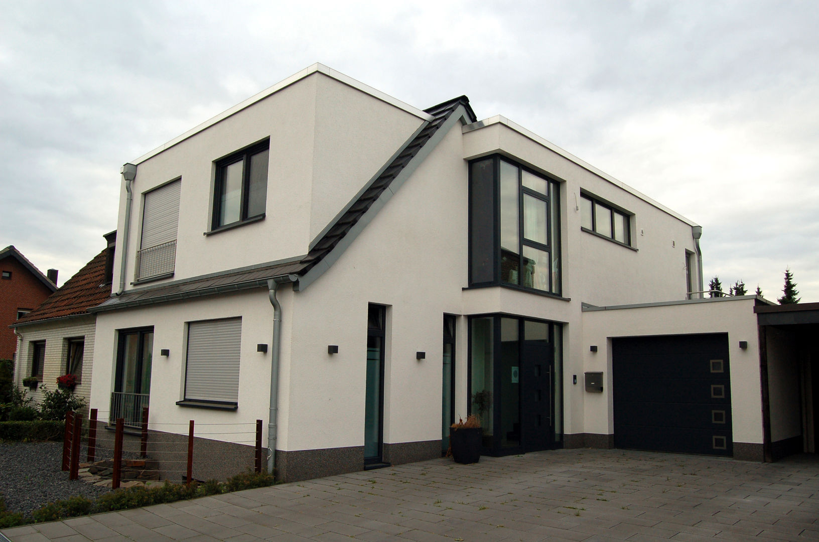 Es entsteht großzügiges Wohnen im "internationalen Stil"... 2kn architekt + landschaftsarchitekt Thorsten Kasel + Sven Marcus Neu PartSchG Moderne Häuser Stein Häuser,Doppelhaus,international Style