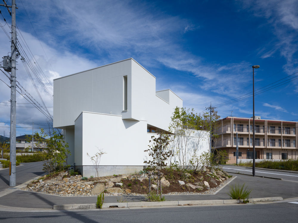 箕面の家 / House in Mino 藤原・室 建築設計事務所 モダンな 家 新築,住宅,分譲地,ハイサイド窓,スリット,箱状,デッキ